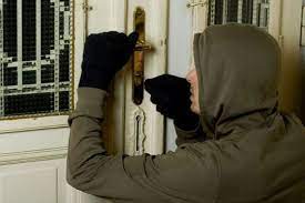 Stire din Actualitate : Localitatea din România în care mai mult de jumătate din gospodării au fost sparte. Oamenii sunt disperaţi