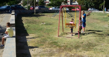 Încă nu-i momentul… oportun! Locurile  de joacă din Constanța, mizerii și ruginituri - 3