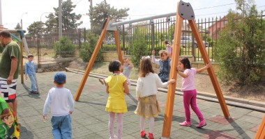 Stire din Social : 1 Iunie. Jocuri pe plajă pentru copiii din centrele de plasament