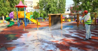 Stire din Social : Locurile de joacă din Constanța, dezinfectate permanent