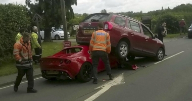 Galerie foto. ACCIDENT SPECTACULOS. BOLID DE LUX, DE ZECI DE MII DE EURO, DISTRUS DE UN LOGAN - 3