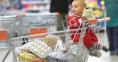 BEBELUȘ în STARE GRAVĂ la TERAPIE INTENSIVĂ, din cauza BACTERIILOR de pe CĂRUCIORUL din SUPERMARKET - 2