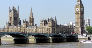 Stire din Actualitate : Marea Britanie va elimina restricțiile impuse românilor și bulgarilor în 2014
