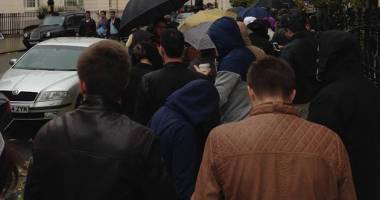 Galerie FOTO și VIDEO. Bătaie de joc! Românii din diaspora stau la cozi interminabile ca să voteze - 4