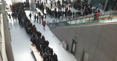 Stire din Politică-Administrație : Românii de la Londra s-au înarmat cu hârtie igienică. Aflați aici ce fac cu ea