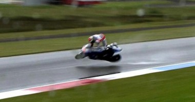 Stire din Sport : VIDEO /  Accidentare teribilă, la 200 km/oră, pentru un campion de la MotoGP