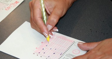 Stire din Social : Aproape trei milioane de euro, potul cel mare la Loto 6 din 49