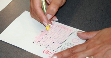 Stire din Social : Loto. Iată câți bani puteți câștiga mâine, la Loto 6 din 49