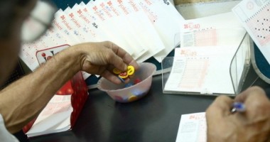 Stire din Social : Loto. Report de peste 300.000 de euro la 6 din 49