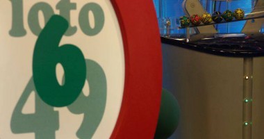 Stire din Social : Câștigătorul marelui premiu la Loto 6 din 49 s-a prezentat să-și ridice premiul
