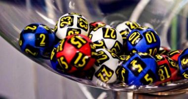 Stire din Social : O pensionară a câştigat 100.000 de euro la loto 6/49: "Darul meu de Crăciun pentru copii"