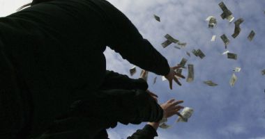 Câștigătorul marelui premiu la Loto 6/49 a intrat în posesia banilor. Acum speră să câștige potul cel mare și la Joker