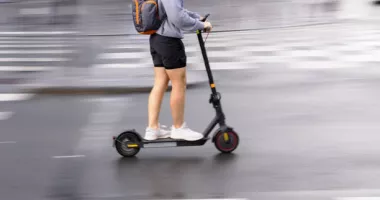 Stire din Eveniment : Adolescent de 17 ani, izbit de autobuz după ce a trecut pe roșu cu trotineta