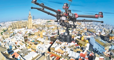 Stire din Eveniment : Lovitură dură pentru posesorii de drone. Nu au voie să le ridice în aer în oraș sau în orice localitate
