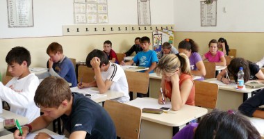 Stire din Cultură-Educație : Lovitură dură la Evaluarea Națională 2014. Subiecte capcană și nivel de olimpiadă