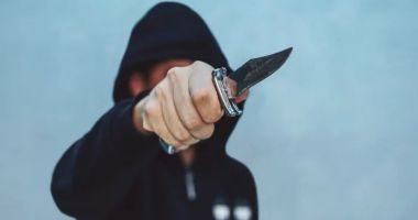 Stire din Eveniment : Atacată cu zeci de lovituri de cuțit, deși ceruse ordin de protecție împotriva soțului