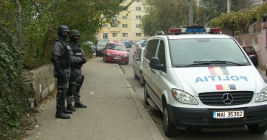 Stire din Eveniment : Percheziții de amploare, într-un dosar de tentativă de omor