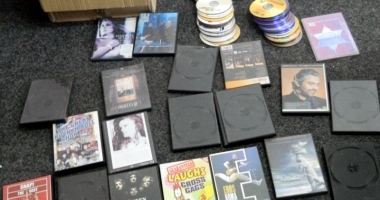 Stire din Eveniment : Luați pe sus după ce  au vândut dvd-uri piratate în târg
