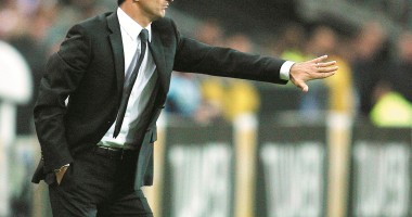 Stire din Sport : Răzvan Lucescu: Mutu va rămâne căpitan al Petrolului