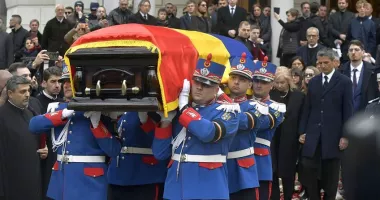 Stire din Sport : Familia lui Mircea Lucescu, scrisoare deschisă de mulțumire după funeraliile naționale: „Am simțit că nu suntem singuri”