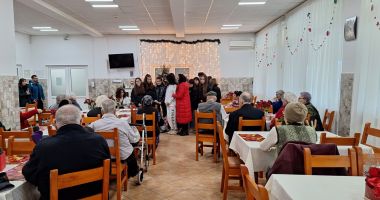 Stire din Social : Spiridușii de la Liceul ”Lucian Blaga” au adus bucurie persoanelor vârstnice