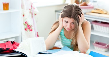 Stire din Cultură-Educație : Licențiați prin fraudă! "Mafia" lucrărilor de licență pune stăpânire pe universități