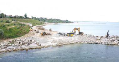 GALERIE FOTO. Au început lucrările de stopare a eroziunii costiere, la Eforie - 2