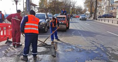 Stire din Social : Capacele vechi de canalizare sunt înlocuite și aduse la nivelul carosabilului