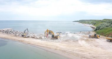 GALERIE FOTO. Au început lucrările de stopare a eroziunii costiere, la Eforie - 3