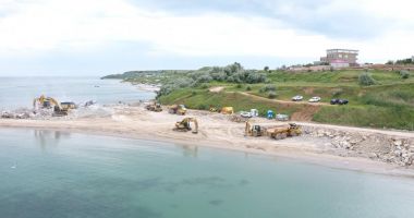 GALERIE FOTO. Au început lucrările de stopare a eroziunii costiere, la Eforie - 4