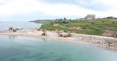GALERIE FOTO. Au început lucrările de stopare a eroziunii costiere, la Eforie - 5