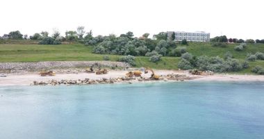 Stire din Social : GALERIE FOTO. Au început lucrările de stopare a eroziunii costiere, la Eforie