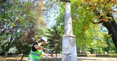 Stire din Social : Statuile, luate la "periat" de autoritățile din Constanța