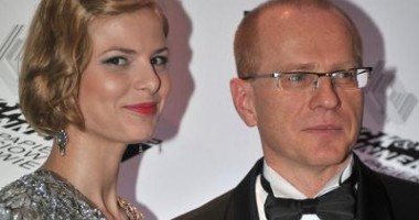 Stire din Actualitate : Președintele Bursei din Varșovia, demis pentru finanțarea unui film în care joacă iubita sa