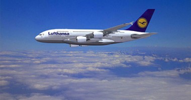 Stire din Economie : Personalul navigant al Lufthansa a intrat într-o grevă de 24 de ore. Jumătate dintre zborurile companiei vor fi astăzi anulate