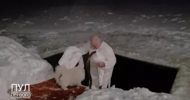 Stire din Actualitate : Lukașenko a făcut baie la copcă de Bobotează, pe stil vechi, la -15 grade