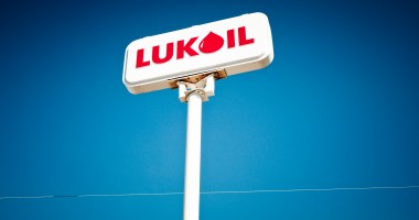 Stire din Economie : Bulgaria a retras licența de operare a Lukoil