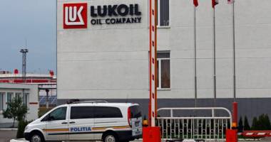 Stire din Economie : Lukoil: Rafinăria și-ar putea opri activitatea din cauza sechestrului pe conturile companiei
