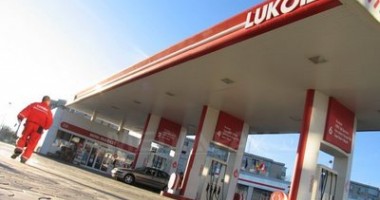 Stire din Economie : Și Rompetrol și Lukoil au scumpit carburanții