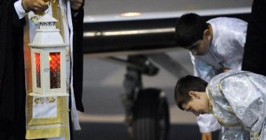 Stire din Cultură-Educație : Lumina Sfântă de la Ierusalim a ajuns în România