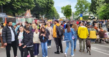 FOTO / Noaptea Muzeelor i-a scos pe constănțeni din case! Cozile de la burgeri, mai mari decât cele de la instituțiile culturale - 9