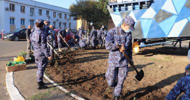 Stire din Cultură-Educație : „Lumea de sub navă”. Elevii şi studenţii militari au plantat trandafiri