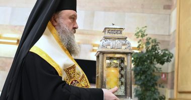 Stire din Cultură-Educație : Lumina Sfântă va fi adusă, sâmbătă, de la Ierusalim şi va fi oferită tuturor delegaţiilor eparhiilor Patriarhiei Române