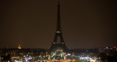 Stire din Actualitate : Luminile în Turnul Eiffel, stinse duminică seară, în memoria victimelor