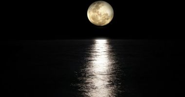 Stire din Actualitate : Când va avea loc „superluna albastră”, cea mai mare și strălucitoare lună plină din 2024