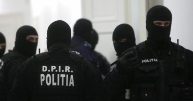 Unii cu alergătura după hoți, alții cu "lovelele"! Acuzat că făcea bani pe spinarea polițiștilor - 2