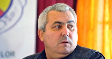 Stire din Eveniment : Unii cu alergătura după hoți, alții cu "lovelele"! Acuzat că făcea bani pe spinarea polițiștilor