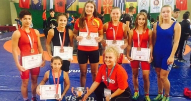 Stire din Sport : Luptătoarele de la CS Mangalia, vicecampioane balcanice de juniori
