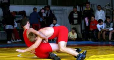 Stire din Sport : Luptătorii merg la etapa 1 - calificări