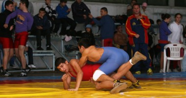Stire din Sport : Luptătorii, curajoși pe salteaua din Câmpulung Muscel